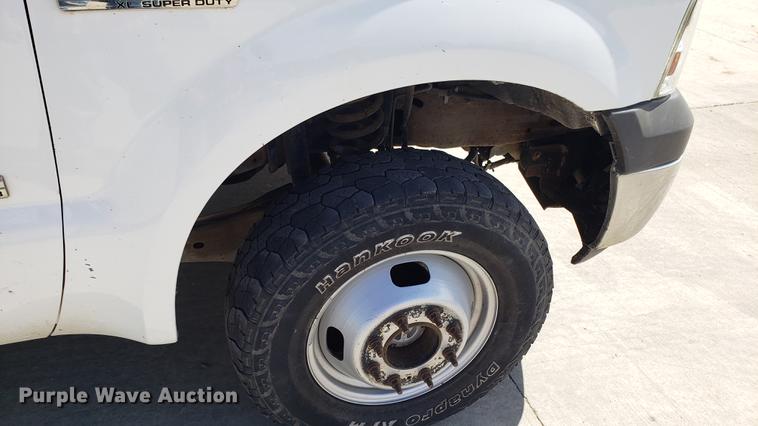 image for item EU9809 2006 Ford F350 Super Duty flatbed pickup truck