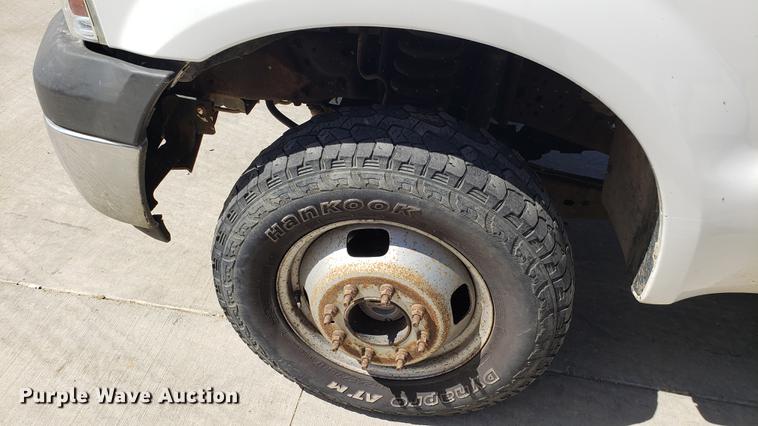 image for item EU9809 2006 Ford F350 Super Duty flatbed pickup truck