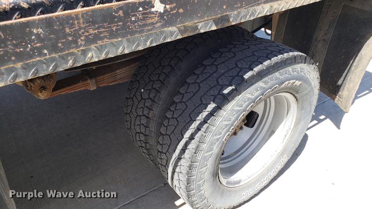 image for item EU9809 2006 Ford F350 Super Duty flatbed pickup truck