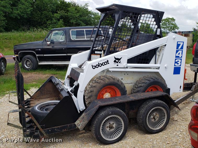 image for item EU9848 1985 Bobcat 743 skid steer with trailer