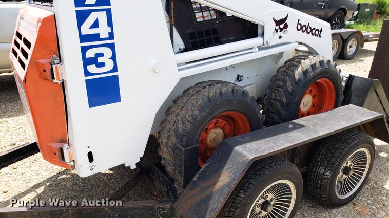 image for item EU9848 1985 Bobcat 743 skid steer with trailer