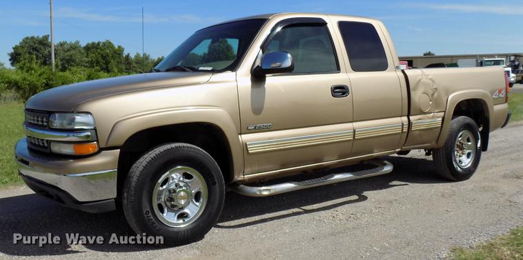 image for item FJ9313 2001 Chevrolet Silverado 2500 Ext. Cab pickup truck