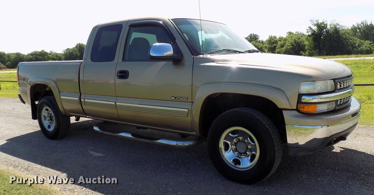 image for item FJ9313 2001 Chevrolet Silverado 2500 Ext. Cab pickup truck