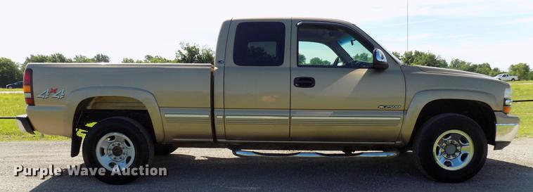 image for item FJ9313 2001 Chevrolet Silverado 2500 Ext. Cab pickup truck