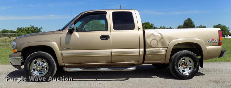 image for item FJ9313 2001 Chevrolet Silverado 2500 Ext. Cab pickup truck