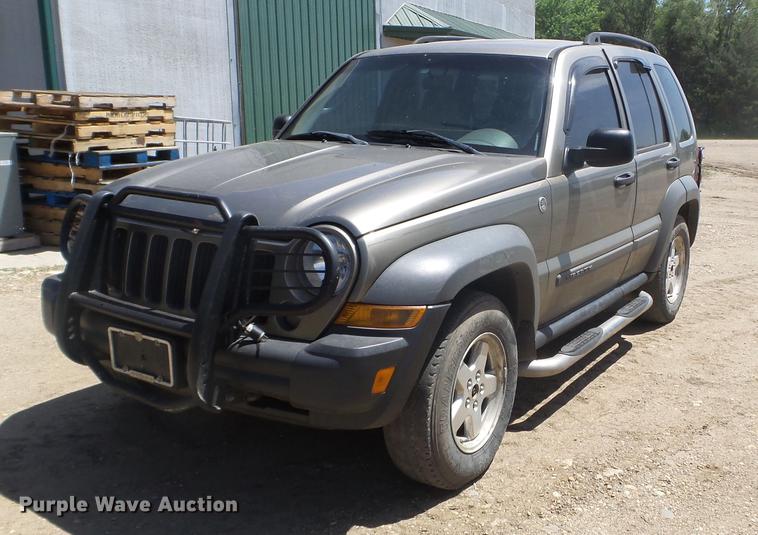 image for item FM9372 2005 Jeep Liberty SUV
