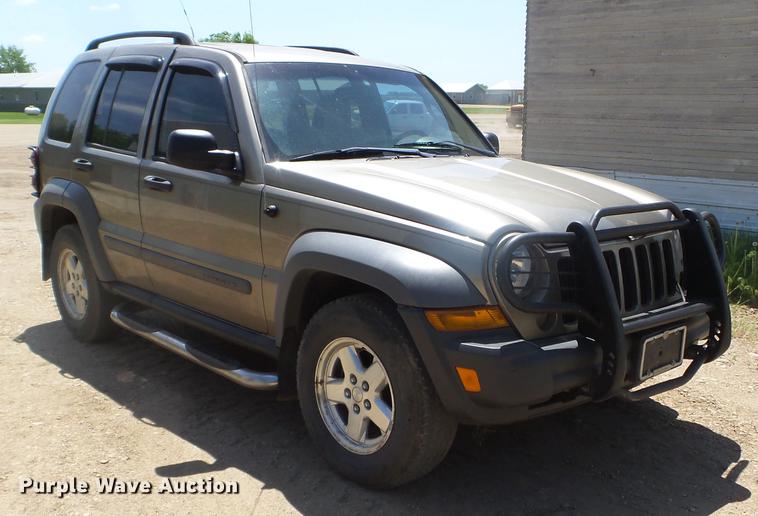 image for item FM9372 2005 Jeep Liberty SUV