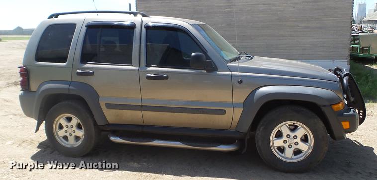 image for item FM9372 2005 Jeep Liberty SUV
