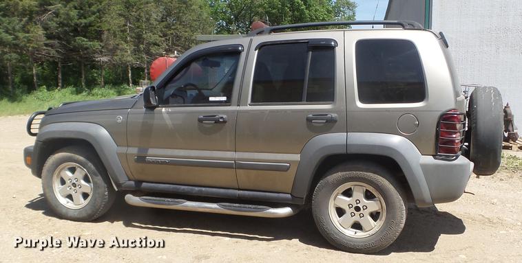 image for item FM9372 2005 Jeep Liberty SUV