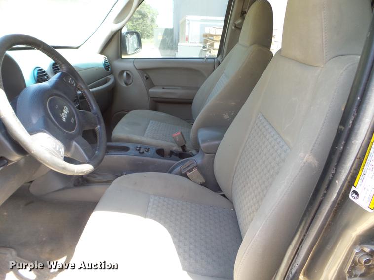 image for item FM9372 2005 Jeep Liberty SUV