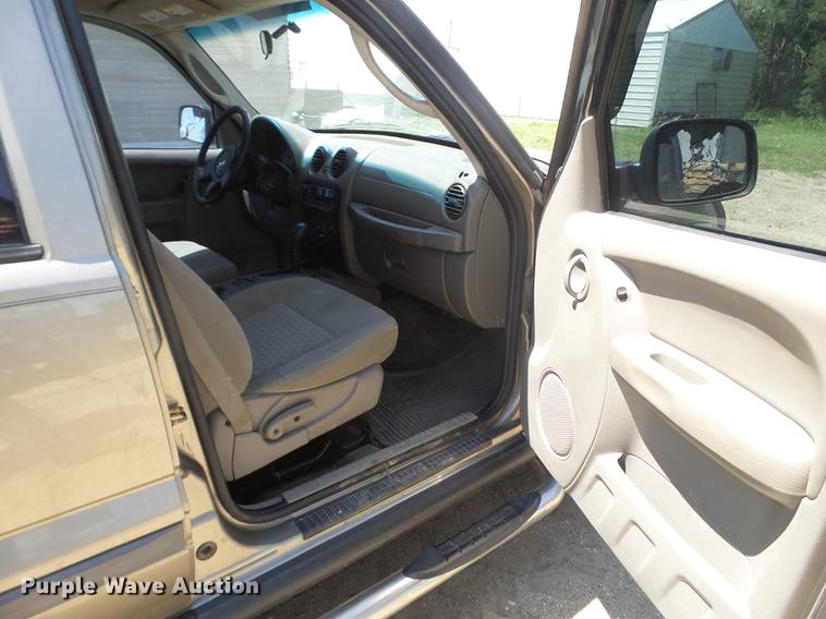 image for item FM9372 2005 Jeep Liberty SUV