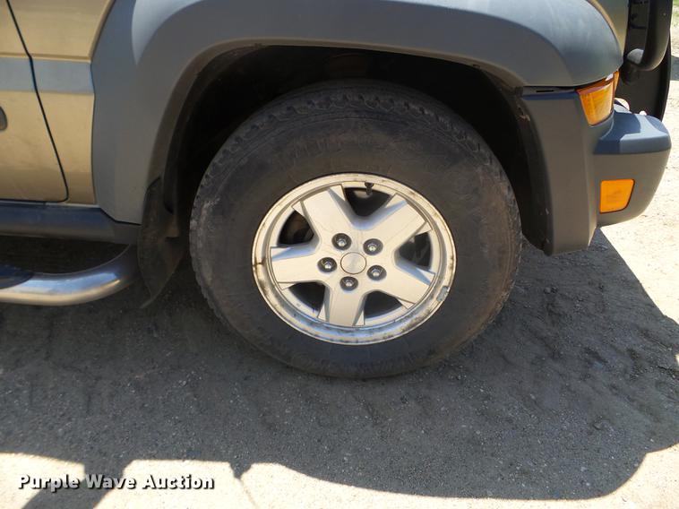 image for item FM9372 2005 Jeep Liberty SUV