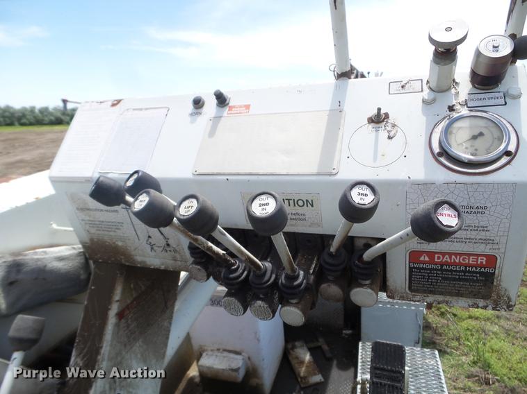 image for item FM9376 Dueco service bed with digger derrick