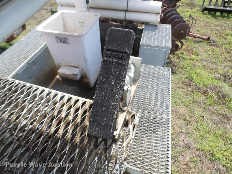 image for item FM9376 Dueco service bed with digger derrick