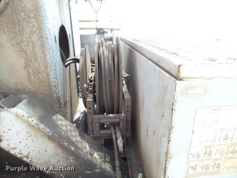 image for item FM9376 Dueco service bed with digger derrick