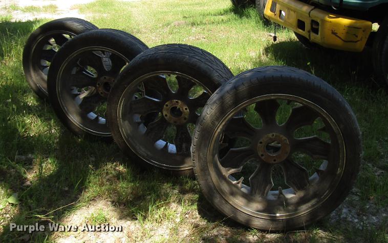 image for item FO9292 (4) 305/35R24 tires and wheels