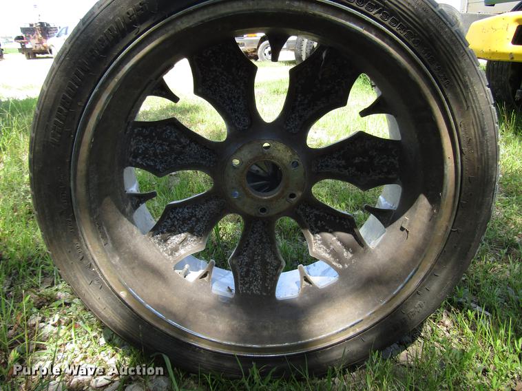 image for item FO9292 (4) 305/35R24 tires and wheels