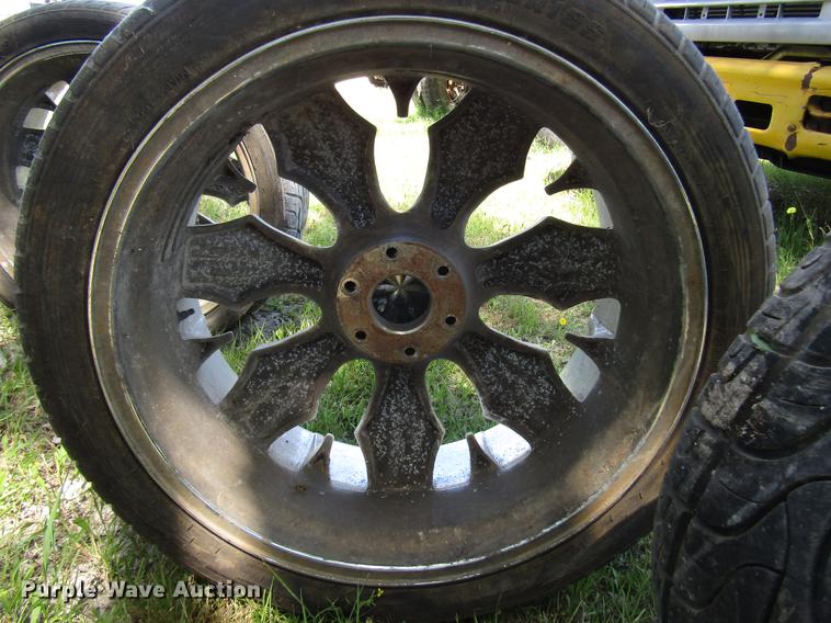 image for item FO9292 (4) 305/35R24 tires and wheels