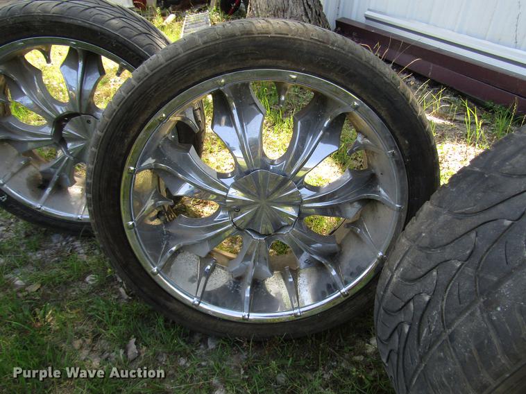 image for item FO9292 (4) 305/35R24 tires and wheels