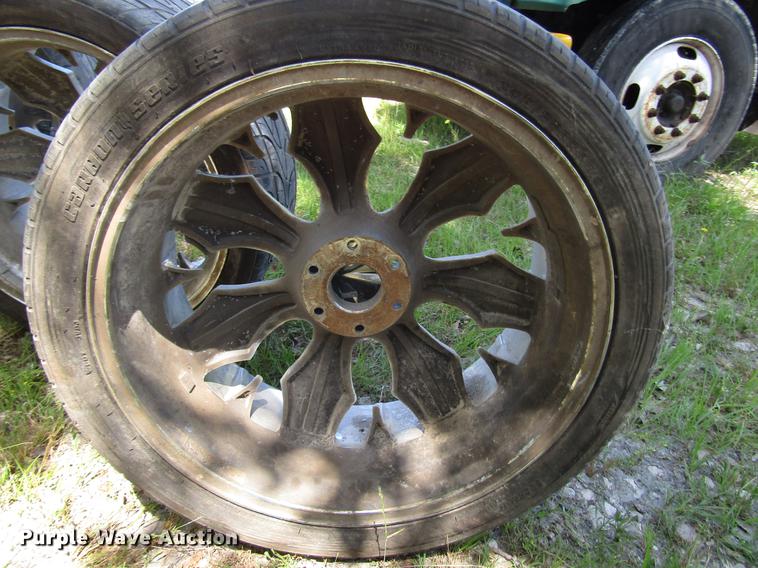 image for item FO9292 (4) 305/35R24 tires and wheels