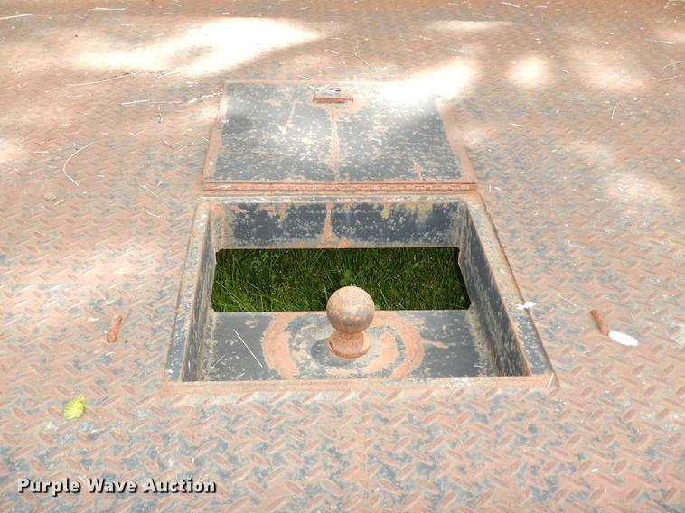 image for item FQ9883 2002 Maxwell flatbed