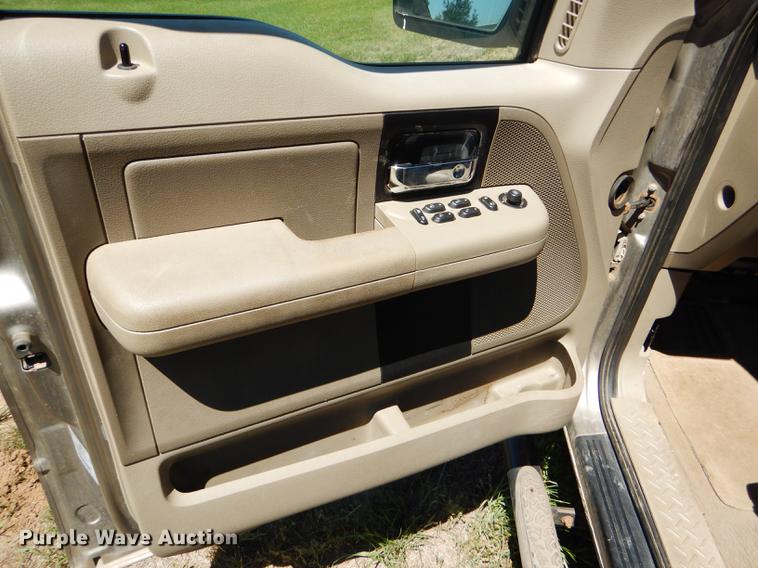 image for item FT9514 2005 Ford F150 Super Crew pickup truck