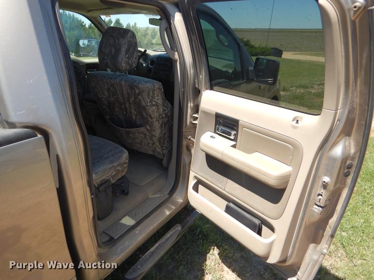 image for item FT9514 2005 Ford F150 Super Crew pickup truck