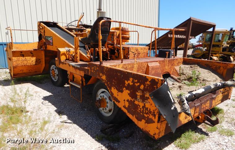 image for item FT9518 Etnyre 720 chip spreader