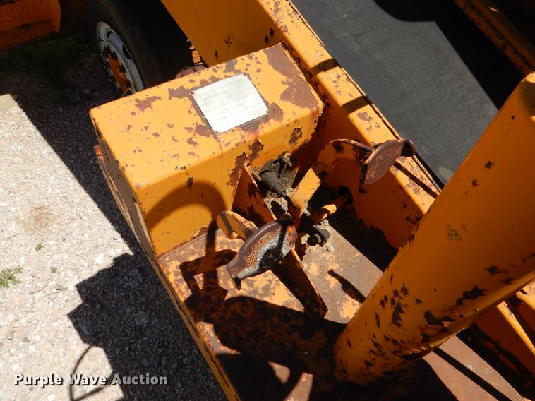 image for item FT9518 Etnyre 720 chip spreader