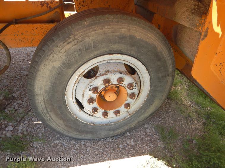 image for item FT9518 Etnyre 720 chip spreader