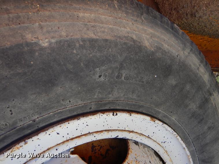 image for item FT9518 Etnyre 720 chip spreader