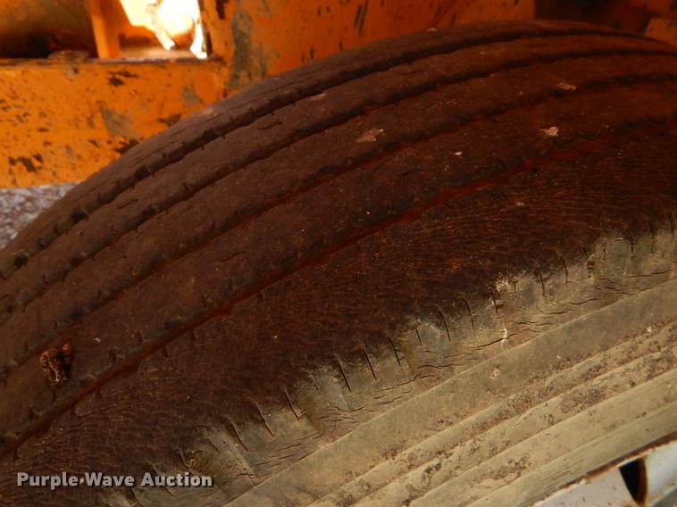 image for item FT9518 Etnyre 720 chip spreader