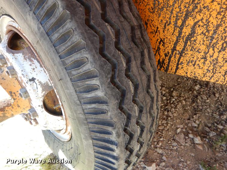 image for item FT9518 Etnyre 720 chip spreader