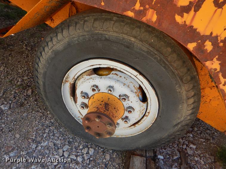 image for item FT9518 Etnyre 720 chip spreader