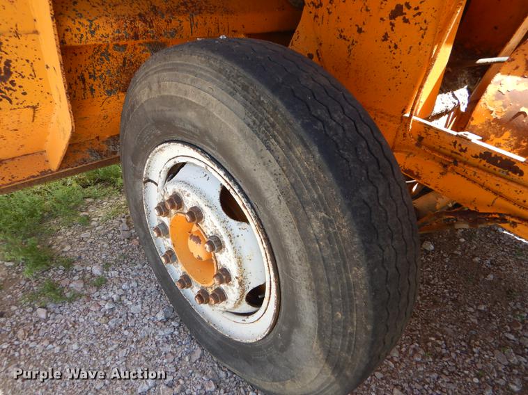 image for item FT9518 Etnyre 720 chip spreader