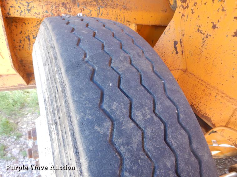 image for item FT9518 Etnyre 720 chip spreader