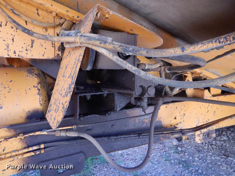 image for item FT9518 Etnyre 720 chip spreader