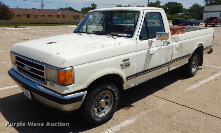 image for item FT9529 1989 Ford F150 XLT Lariat pickup truck