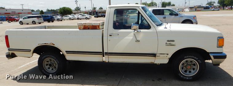 image for item FT9529 1989 Ford F150 XLT Lariat pickup truck