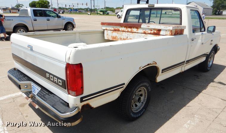 image for item FT9529 1989 Ford F150 XLT Lariat pickup truck
