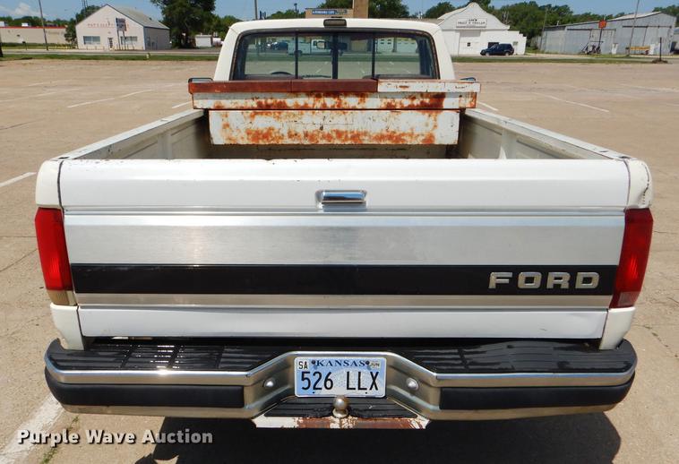 image for item FT9529 1989 Ford F150 XLT Lariat pickup truck