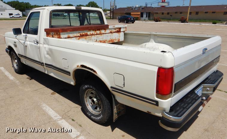 image for item FT9529 1989 Ford F150 XLT Lariat pickup truck