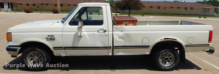 image for item FT9529 1989 Ford F150 XLT Lariat pickup truck