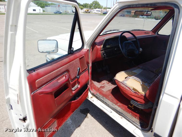 image for item FT9529 1989 Ford F150 XLT Lariat pickup truck