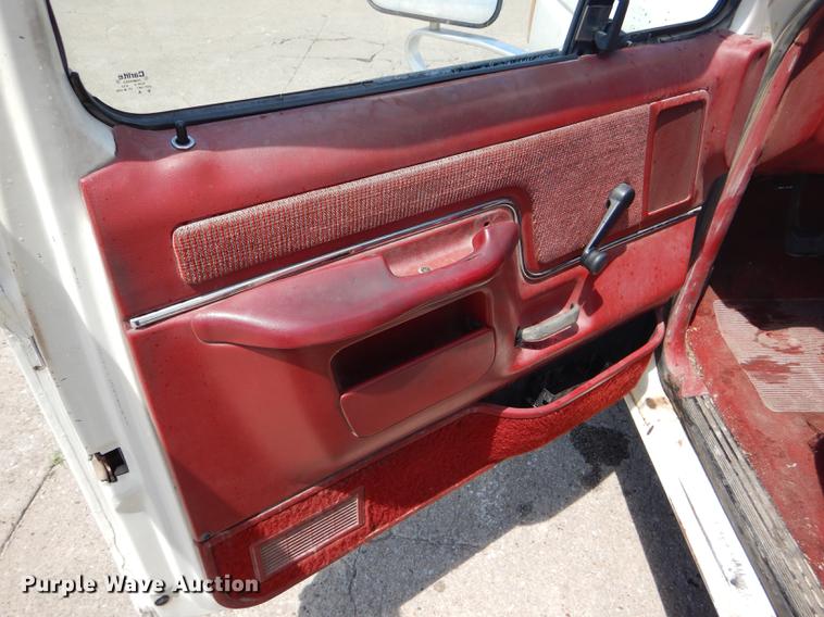 image for item FT9529 1989 Ford F150 XLT Lariat pickup truck