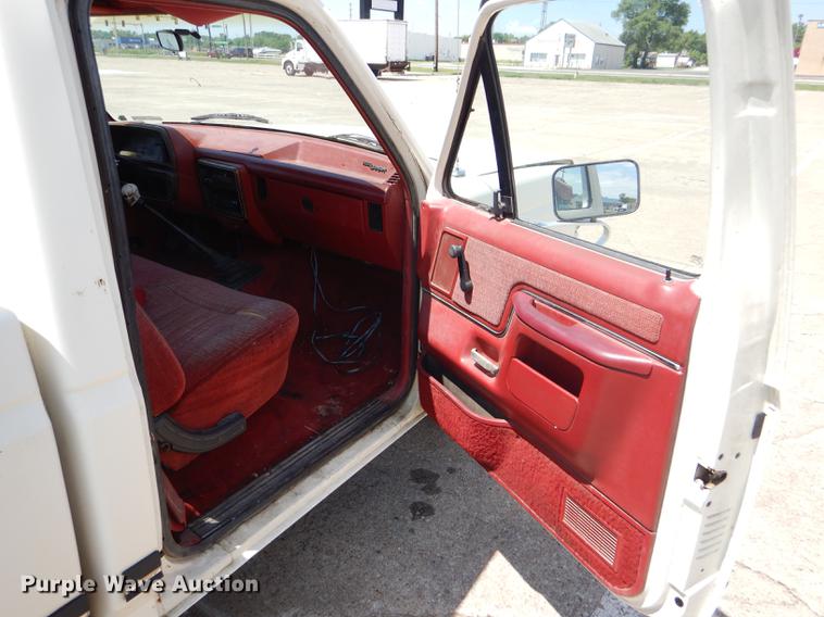 image for item FT9529 1989 Ford F150 XLT Lariat pickup truck