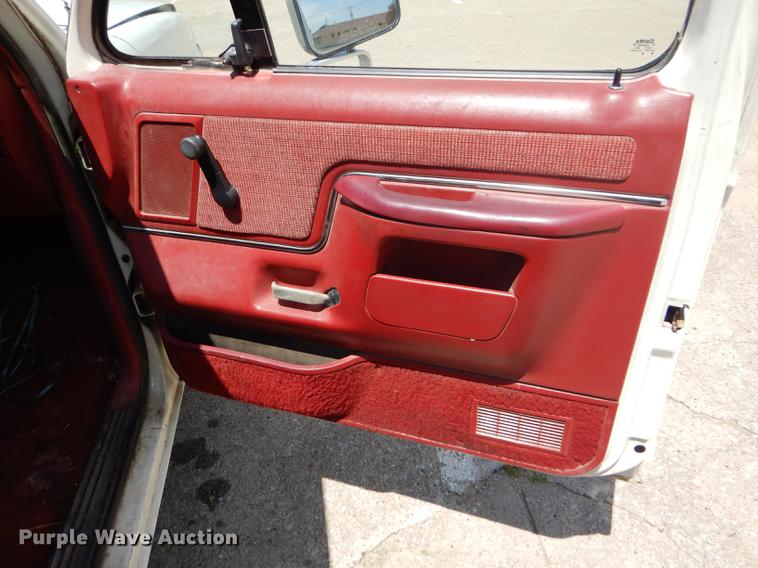 image for item FT9529 1989 Ford F150 XLT Lariat pickup truck