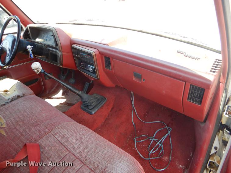 image for item FT9529 1989 Ford F150 XLT Lariat pickup truck