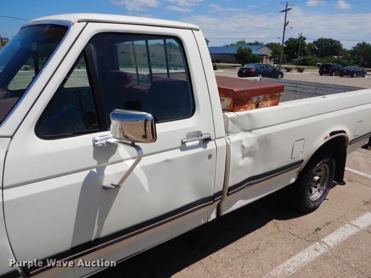image for item FT9529 1989 Ford F150 XLT Lariat pickup truck