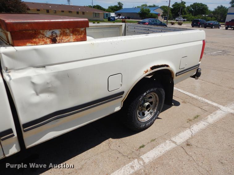 image for item FT9529 1989 Ford F150 XLT Lariat pickup truck